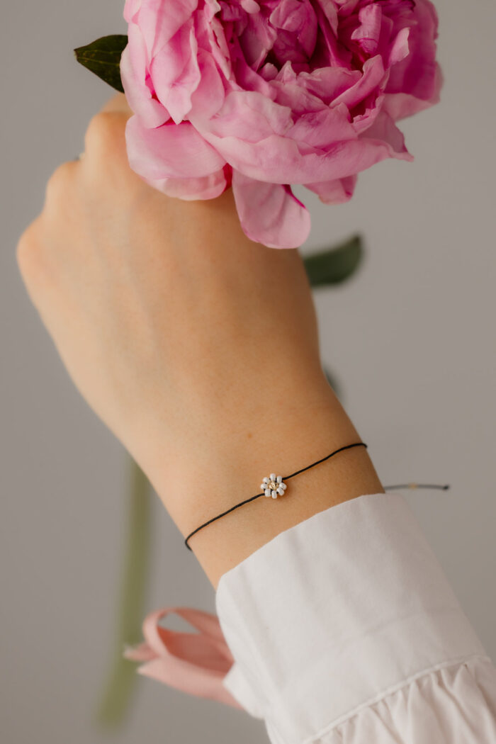 Bratara floricica cu biluta de aur si margele pe snur negru - imagine 2