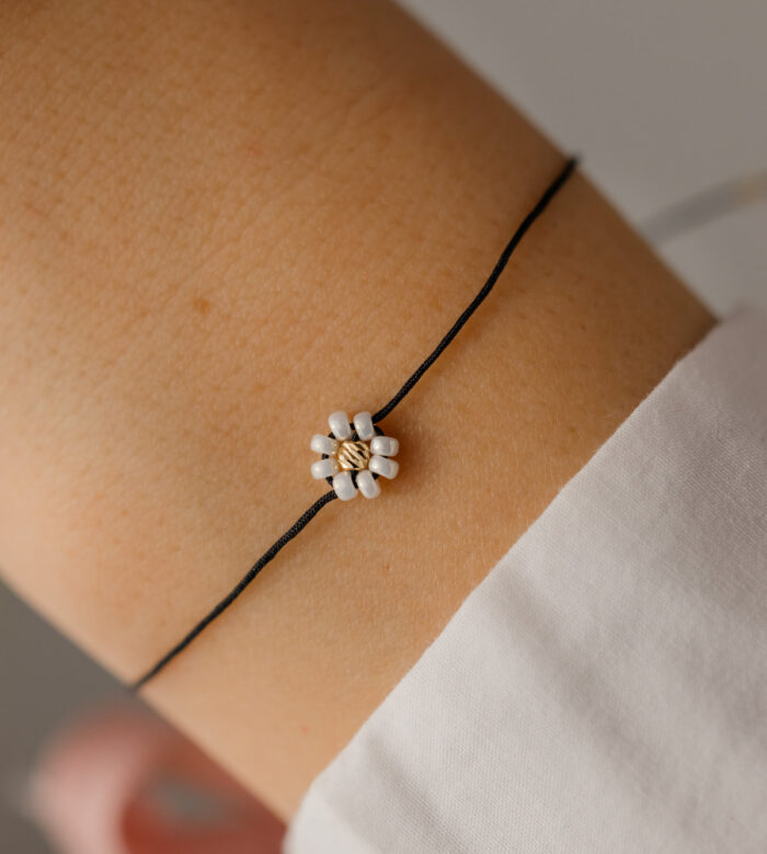 Bratara floricica cu biluta de aur si margele pe snur negru - imagine 3
