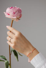 Bratara floricica cu biluta de aur si margele pe snur rosu martisor - imagine 2