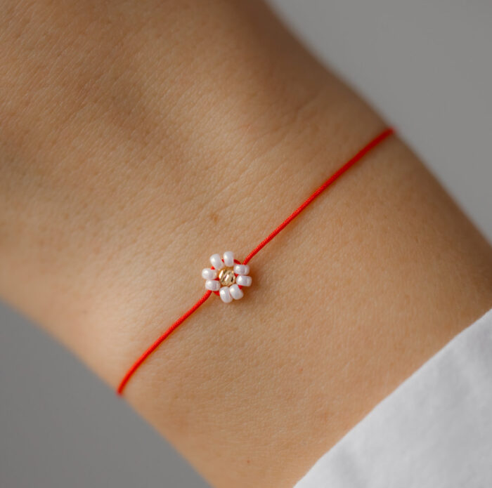 Bratara floricica cu biluta de aur si margele pe snur rosu martisor - imagine 1