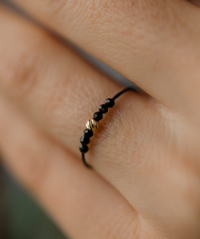 Inel cu o biluta de aur 14k si pietre semipretioase de spinel pe snur negru - imagine 1