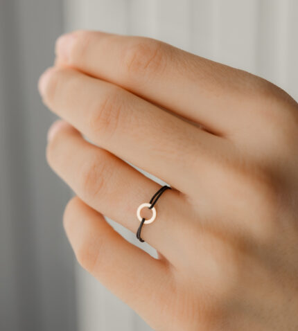 Inel cerculet de aur 14k pe snur negru