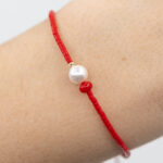 Bratara martisor cu o biluta aur 14k cu miyuki lucios si perla de scoica M27