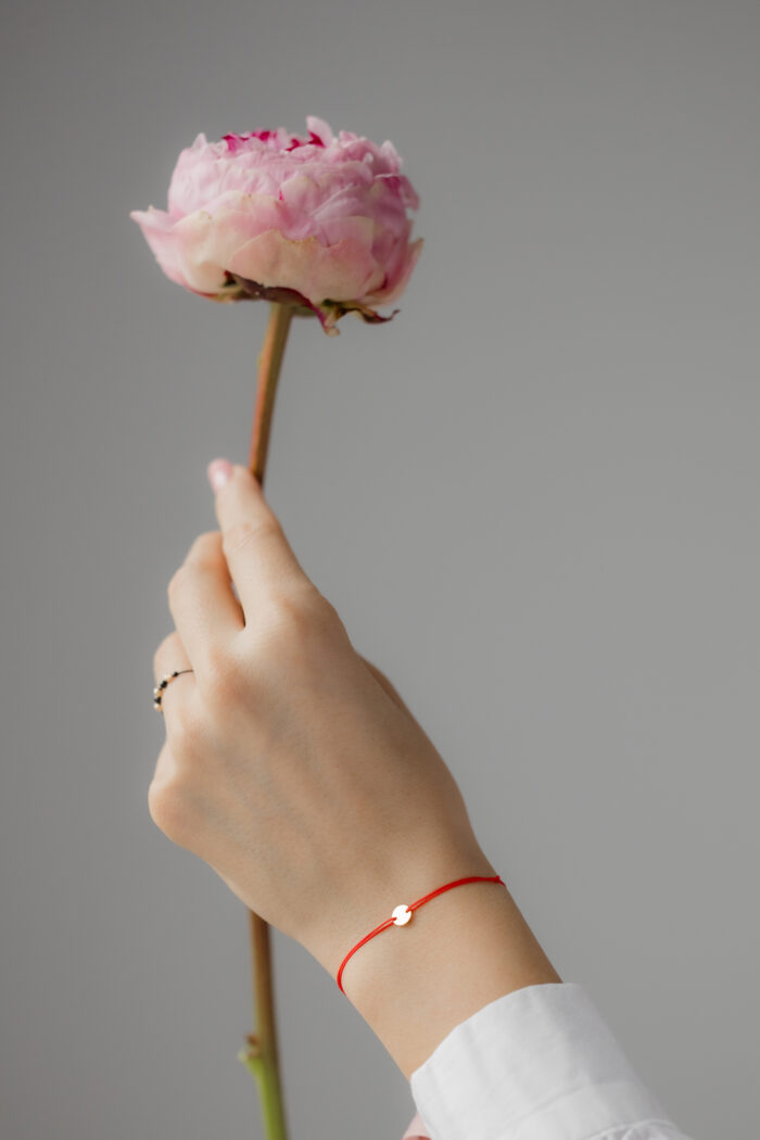 Bratara banut mic de aur 14k pe snur rosu martisor - imagine 2